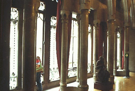 Arq, XIX, Gaud y Cornet, Antonio, Palacio Guell, interior, galera y columnas, Barcelona, 1883-1889