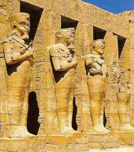 Arq, Egipto, Templo de Medinet Habu, Esculturas, frente a Tebas, Ramss III, 1184-1153 aC.