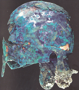 Orfebrera, V-IV aC., Casco calcdico similar a los corintios, Alejandra