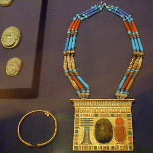 Orfebrera, XIV, DIN XVIII, Pectoral con escarabajo, Tumba de Tutankhamn, M. Egipcio, El Cairo, 1334-1325