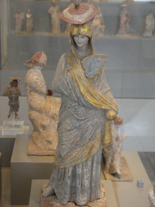 Esc. IV aC., Mujer con manto azul, abanico y sombrero, Tanagra, Escuela de Alejandra, Grecia, 325-300