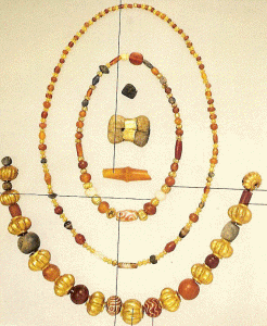 Orfebrera, XX aC., Collares de oro, gata, pasta de vidrio etc ..., asirios,  Vorderasiatisches Museum, Berln, Alemania