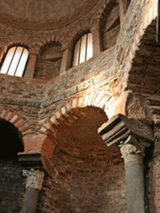 Arq, V, Baptisterio de Frejus, Interior, Columnas, Arcos y Tambor, Proveza, Francia
