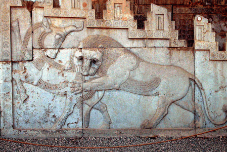 Esc, VI aC., Len atacando a un toro, escaleras, Apadana, Perspolis