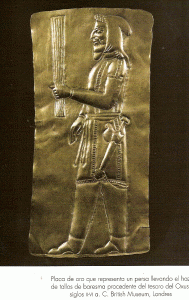 Esc, X-VI, Persa con haz de tallos de baresma, oro, Tesoro de Oxus, Brithis Museum, London